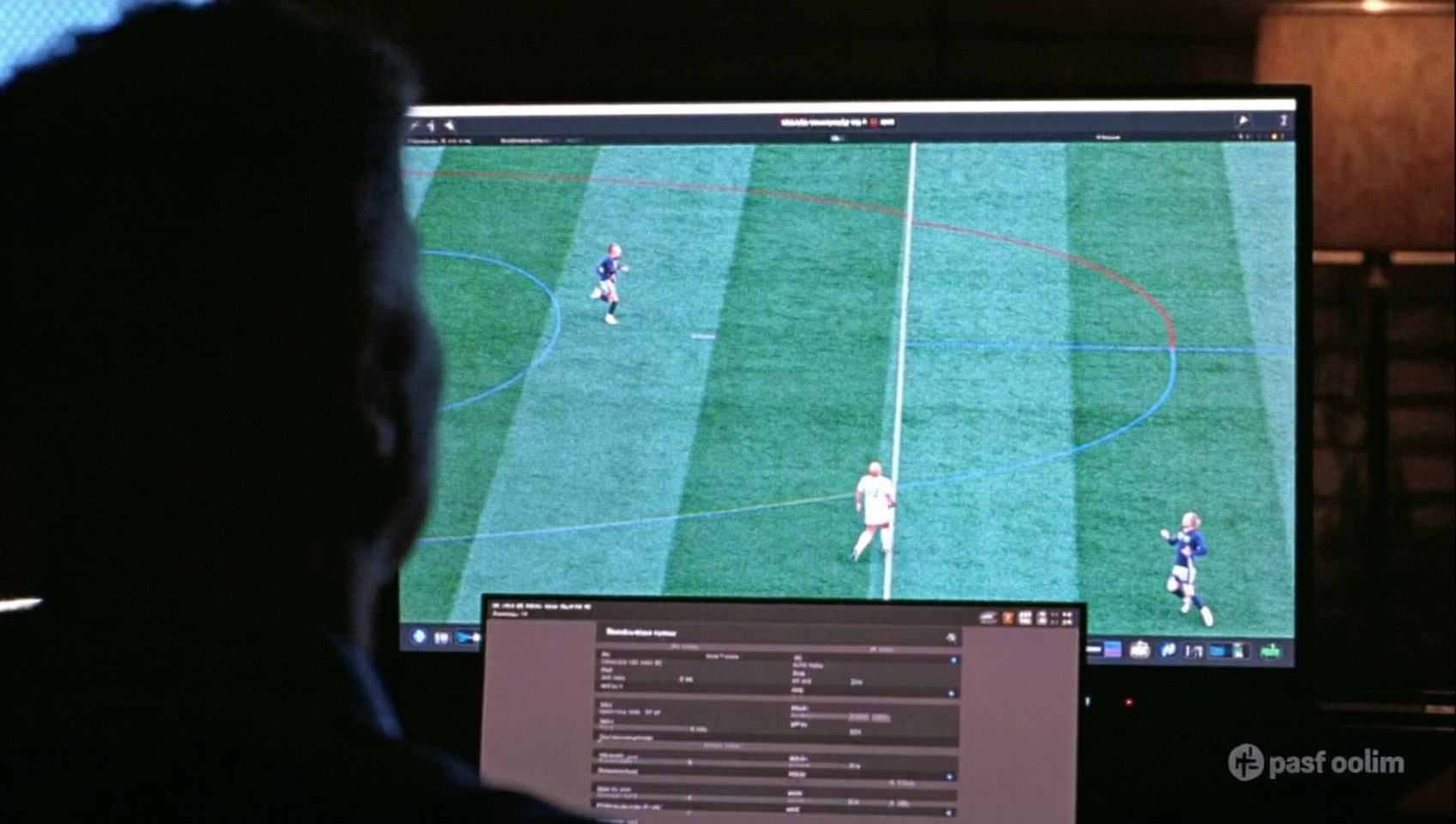 Analista revisando video de partido de fútbol con datos tácticos superpuestos